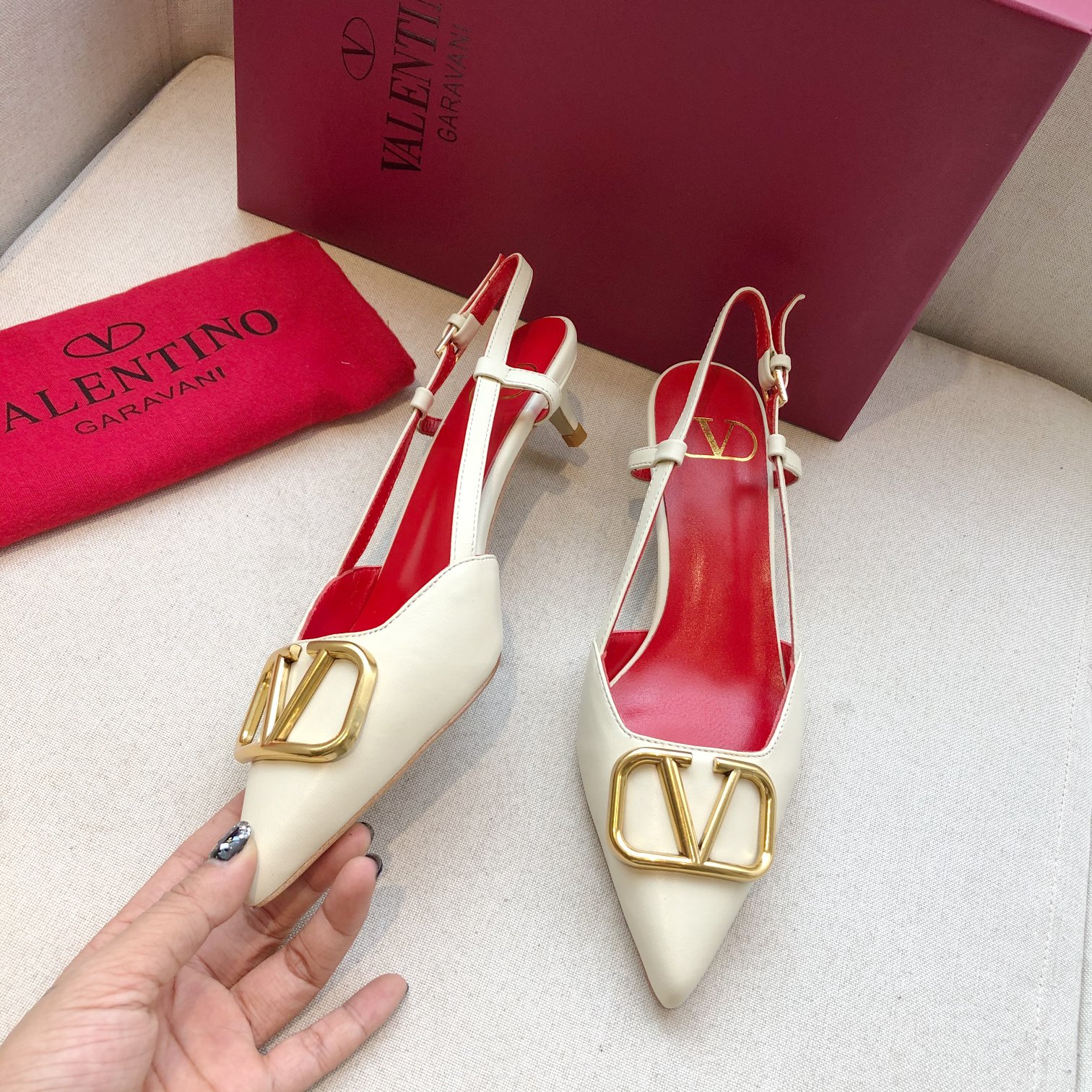 Valentino. Valentino gran hebilla v zapatos individuales contador última serie Versión genuina de lo