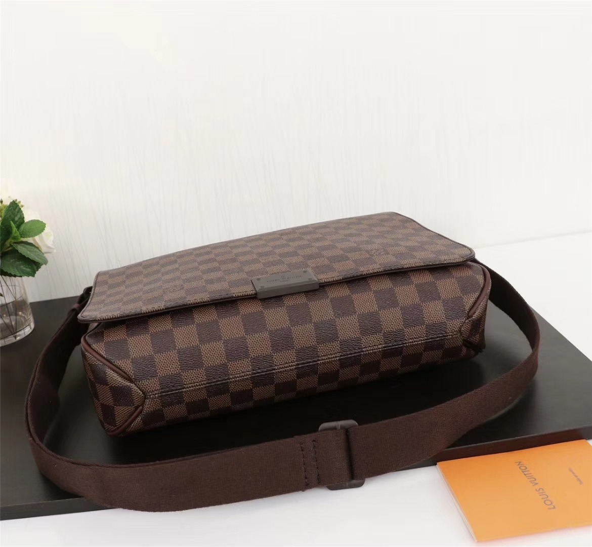 Louis Vuitton Damier Ebene 33x27x9cm crossbody everyday