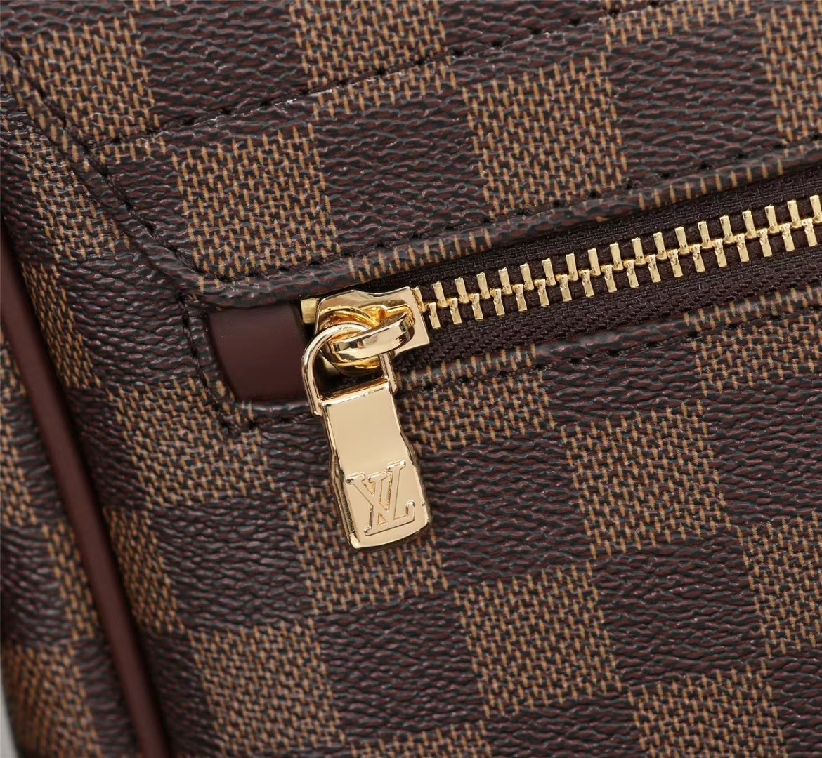 Louis Vuitton Large everyday