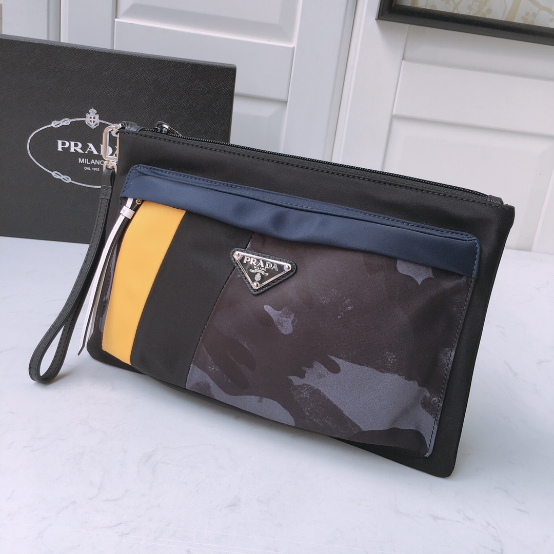 [Prada Wallets]Two inner pockets One of them has a zipper There are many grids