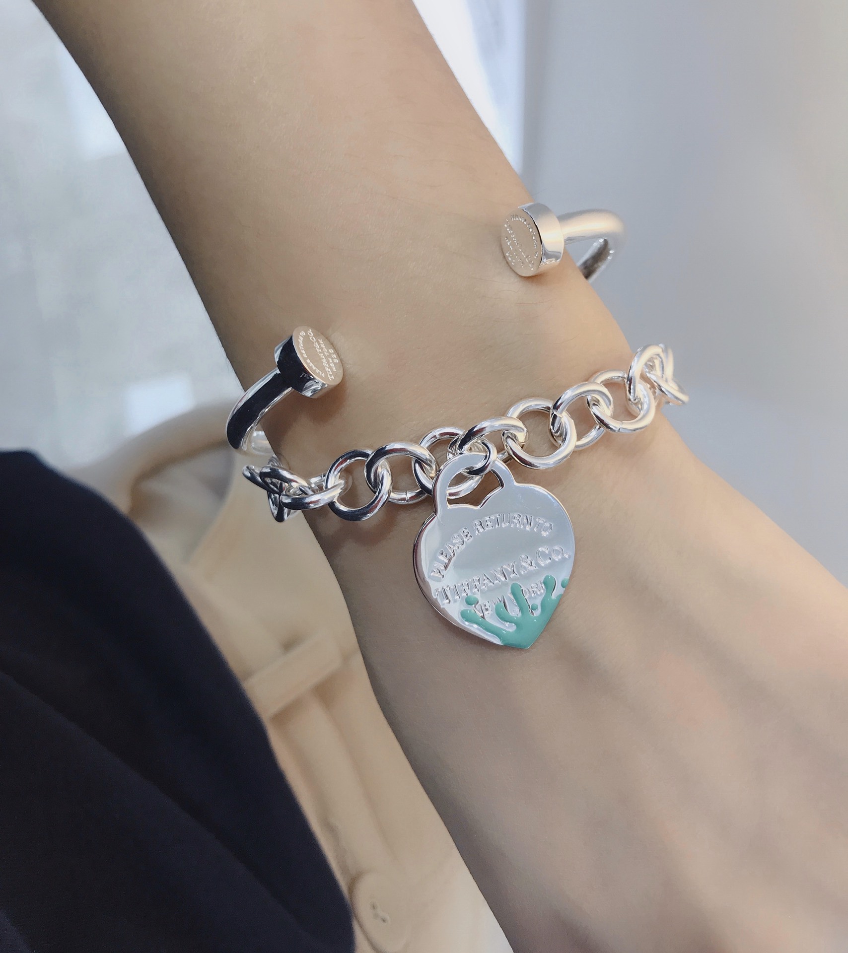 NO:102379,Tiffany & Co. Enamel Heart-Splash Bracelet This bracelet is integrated into Return to Tiffany's classic Blue Splash Adds a modern touch to this classic design masterpiece, creating a bright color Sterling silver 925, Tiffany Bracelet, tiffany, bracelet, pure silver19860909蒂芙尼Tiffany & Co. 珐琅心型泼墨手链这款手链融入Return to Tiffany的经典 蓝色水花为这款经典的设计杰作增添了现代感 打造了一抹鲜明的色彩 纯银925,蒂芙尼手链,tiffany,bracelet,pure silver,Jewelry