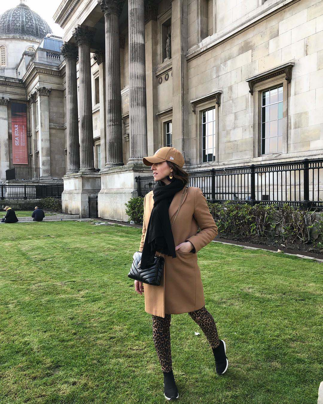 YSL LOULOU 23CM Y型绗缝链条包 494699黑色/金扣