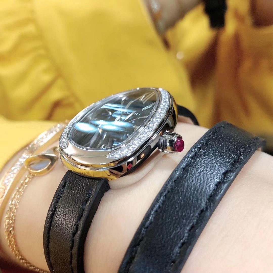 Bvlgari 宝格丽女款蛇皮表带腕表，带出不一样的色彩