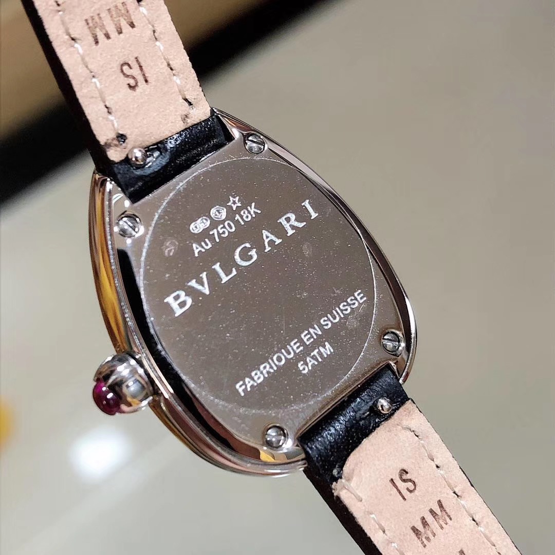Bvlgari 宝格丽女款蛇皮表带腕表，带出不一样的色彩