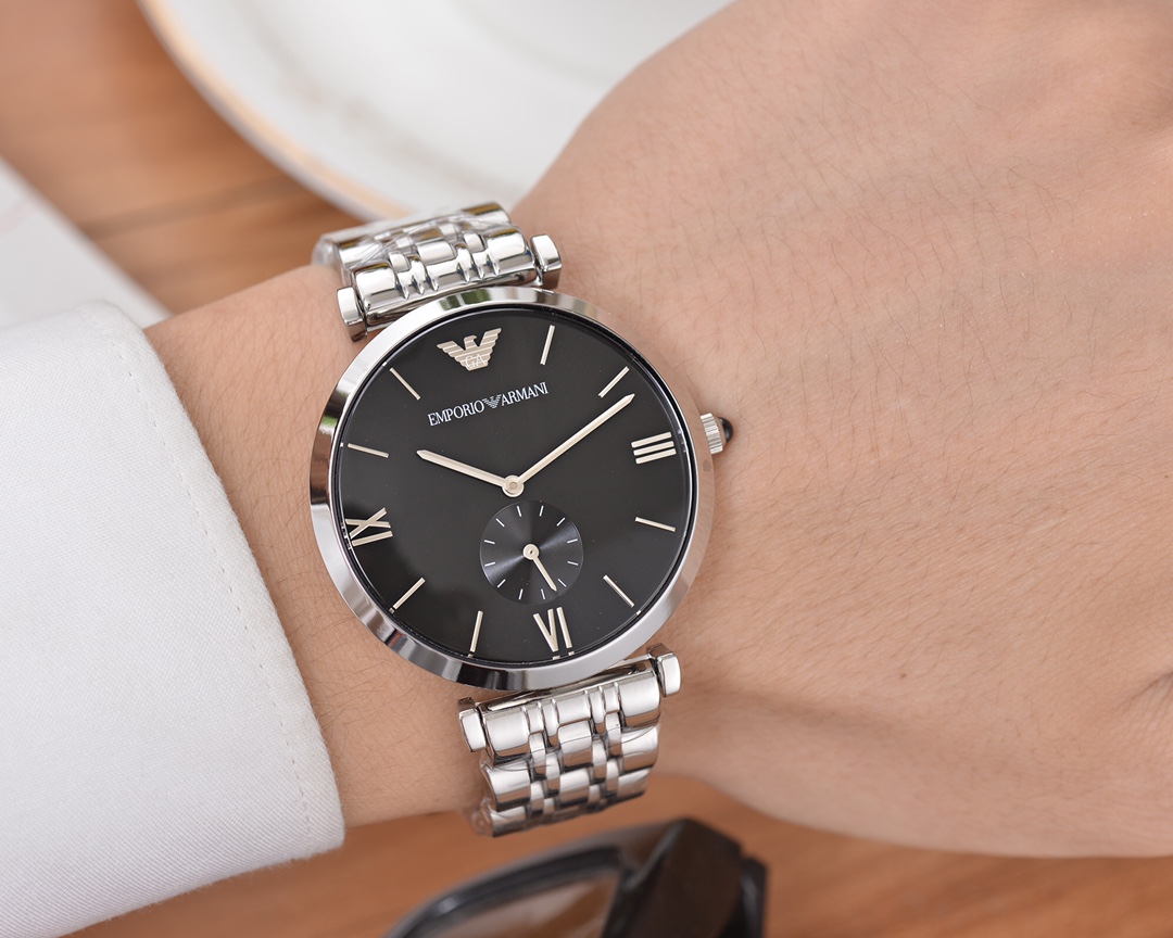 💰130
 阿玛尼时尚运动男款手表，休闲商务均可，钢带原单石英表，表盘直径40mm 表盘厚度9.5mm，黑色表盘，秒钟计时器，矿物质玻璃镜面，蝴蝶双按扣，316钢表带，设计超级精致，表盘表链都十分简约大气，整个气质马上不一样了，小红书剁手款，男神钟爱款，生活防水。