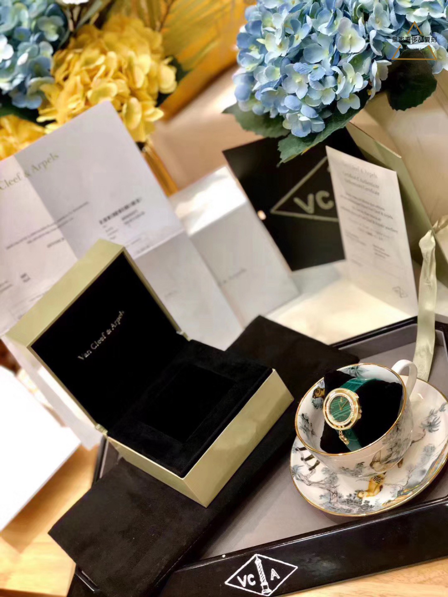 Van Cleef & Arpels 一张图充满了奢华，梵克雅宝
