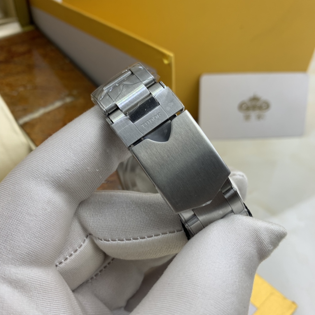 Tudor 皇家 帝陀小红花男款腕表