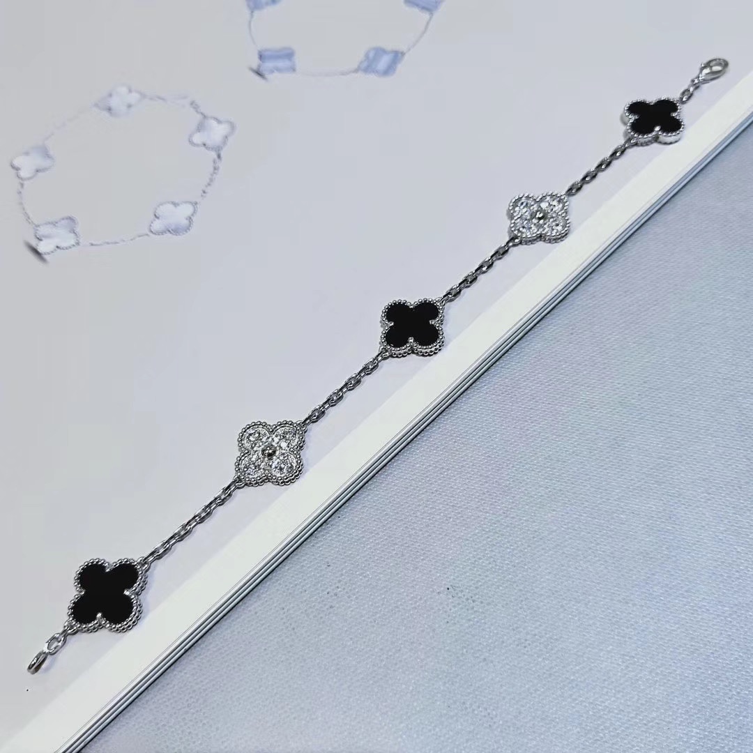 NO:102895,VCA four-leaf clover, inter-diamond black chalcedony shipped. Five-flower bracelet, eagle head and lettering have been compared with zp before, and the details have been posted. I know the quality of those who have bought it. I recommend this color again. Black chalcedony, color white gold., Vca bracelet, bracelet19860909VCA四叶草,间钻黑玉髓出货 五花手链,鹰头和刻字之前都和zp对比过,细节也发过,买过的知道品质了,这个色再推荐一下哦黑玉髓,颜色白金色.,Vca手链,bracelet,Jewelry