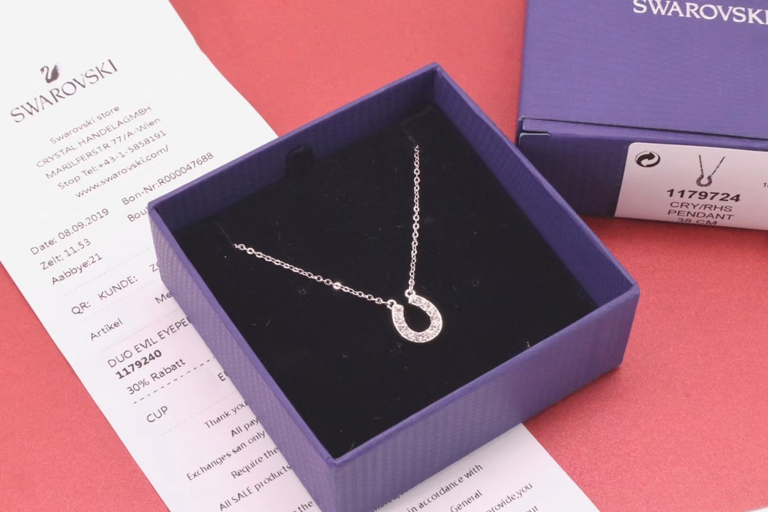 p65Swarovski 玫瑰金、白金U型马蹄项链 幸运常伴左右！轻巧精致、典雅大方的设计，以镀玫瑰金色金属马蹄铁，搭配闪亮迷人的透明密镶仿水晶