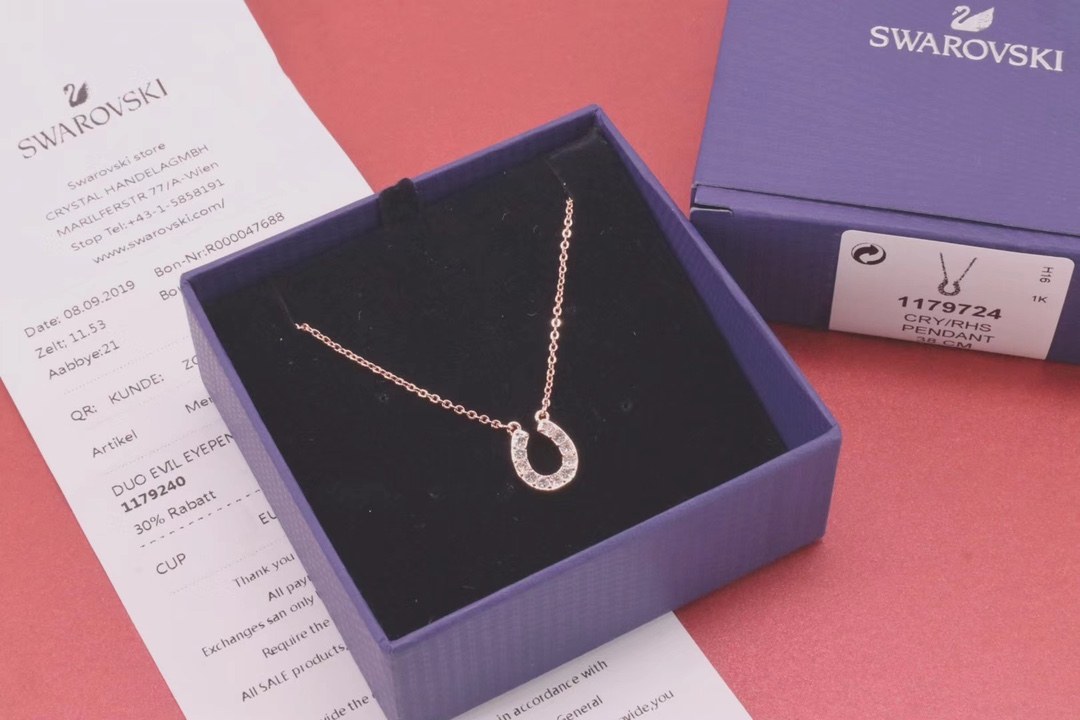 p65Swarovski 玫瑰金、白金U型马蹄项链 幸运常伴左右！轻巧精致、典雅大方的设计，以镀玫瑰金色金属马蹄铁，搭配闪亮迷人的透明密镶仿水晶