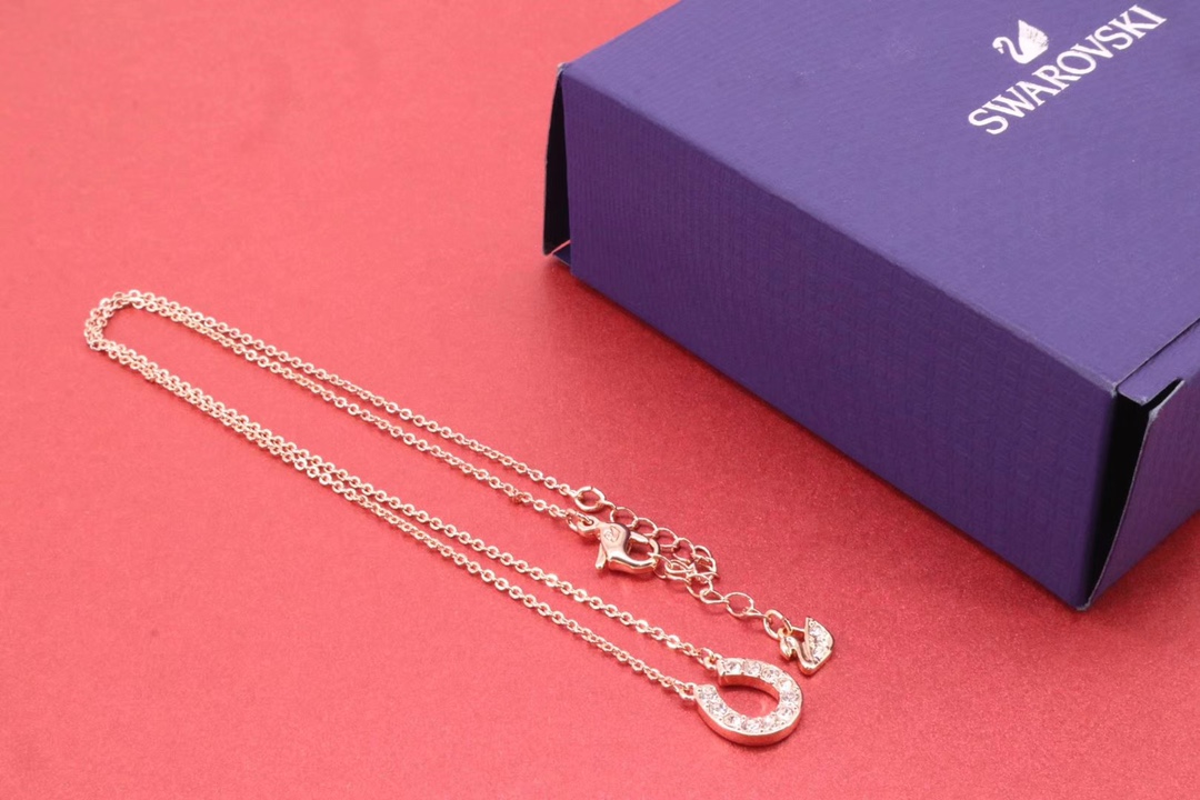 p65Swarovski 玫瑰金、白金U型马蹄项链 幸运常伴左右！轻巧精致、典雅大方的设计，以镀玫瑰金色金属马蹄铁，搭配闪亮迷人的透明密镶仿水晶