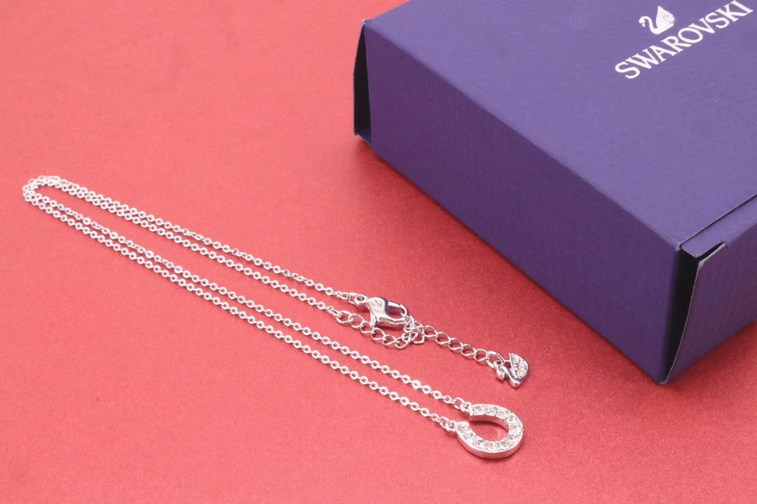 p65Swarovski 玫瑰金、白金U型马蹄项链 幸运常伴左右！轻巧精致、典雅大方的设计，以镀玫瑰金色金属马蹄铁，搭配闪亮迷人的透明密镶仿水晶