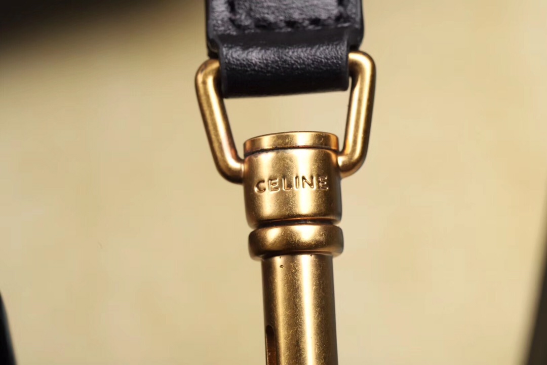 Celine nano Luggage笑脸包 .意大利进口小牛皮面 简单线条跟质感并存 可爱又Q的风格让它受众多博主明星追捧 拼色/单色更能立体的展现出的囧笑感 😊可肩背斜挎。尺寸：20-20-10（🔍168243）
