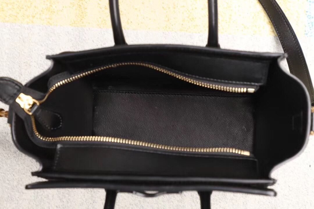 Celine nano Luggage笑脸包 .意大利进口小牛皮面 简单线条跟质感并存 可爱又Q的风格让它受众多博主明星追捧 拼色/单色更能立体的展现出的囧笑感 😊可肩背斜挎。尺寸：20-20-10（🔍168243）