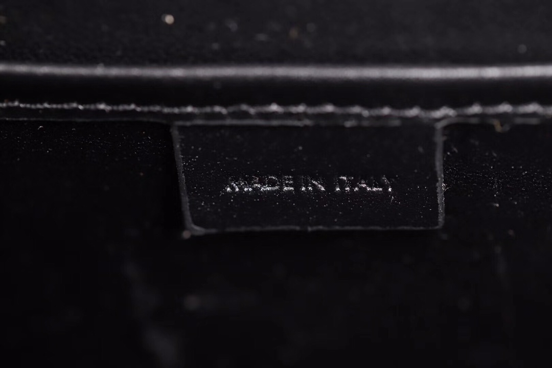 Celine nano Luggage笑脸包 .意大利进口小牛皮面 简单线条跟质感并存 可爱又Q的风格让它受众多博主明星追捧 拼色/单色更能立体的展现出的囧笑感 😊可肩背斜挎。尺寸：20-20-10（🔍168243）