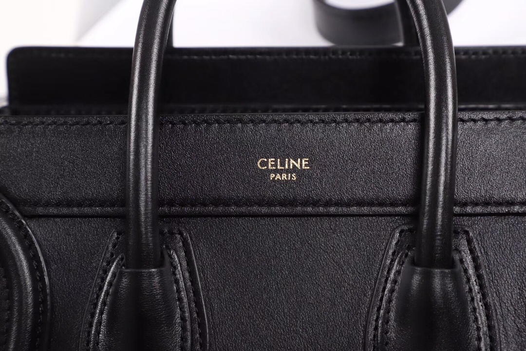 Celine nano Luggage笑脸包 .意大利进口小牛皮面 简单线条跟质感并存 可爱又Q的风格让它受众多博主明星追捧 拼色/单色更能立体的展现出的囧笑感 😊可肩背斜挎。尺寸：20-20-10（🔍168243）