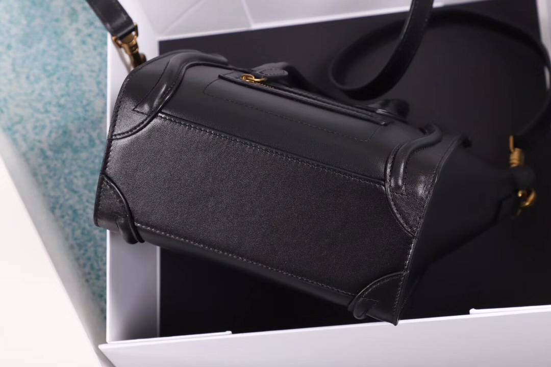 Celine nano Luggage笑脸包 .意大利进口小牛皮面 简单线条跟质感并存 可爱又Q的风格让它受众多博主明星追捧 拼色/单色更能立体的展现出的囧笑感 😊可肩背斜挎。尺寸：20-20-10（🔍168243）