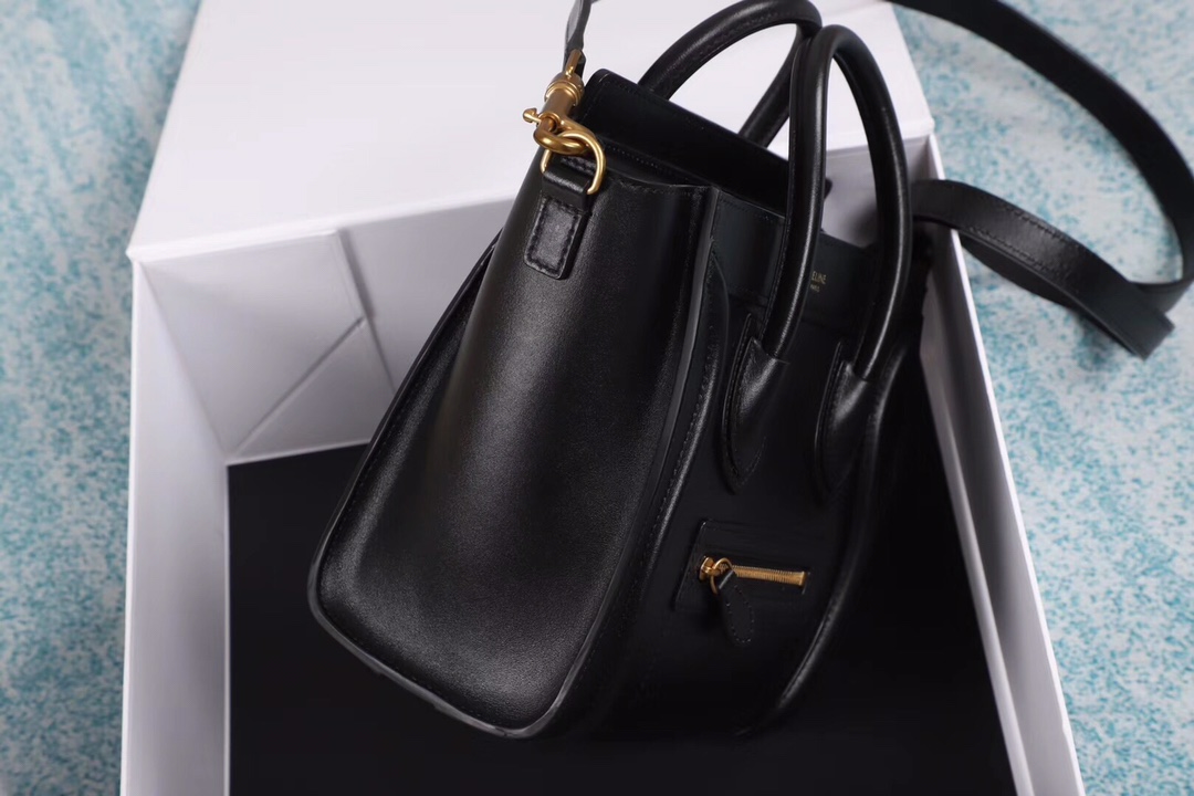 Celine nano Luggage笑脸包 .意大利进口小牛皮面 简单线条跟质感并存 可爱又Q的风格让它受众多博主明星追捧 拼色/单色更能立体的展现出的囧笑感 😊可肩背斜挎。尺寸：20-20-10（🔍168243）