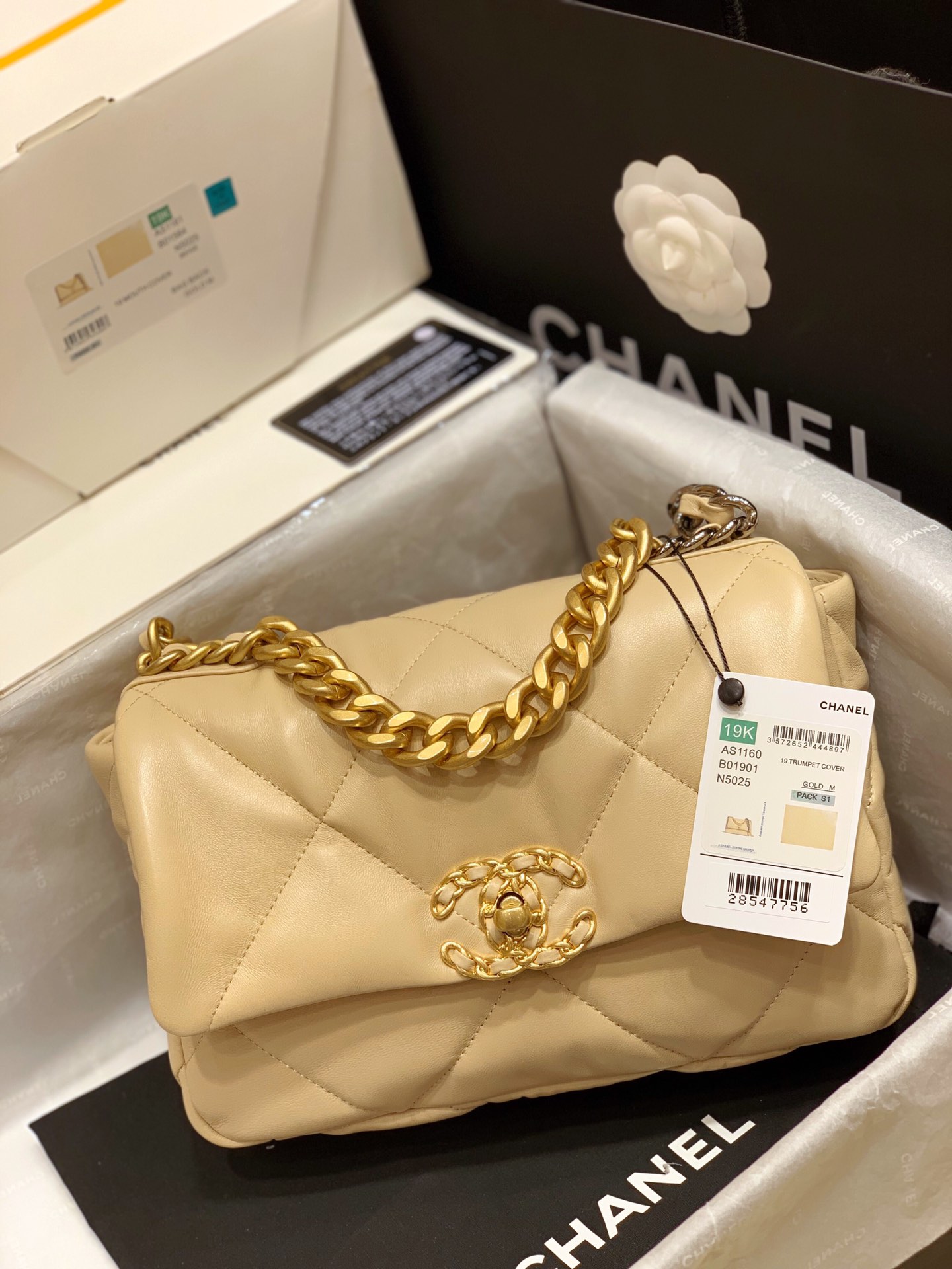 编号🔍1160小号26cm，P1100 编号🔍1161 中号30cm，P1200 专柜全新的打造热推的19 bag 全球明星网红抢爆了 小号中号均可以，手提，肩背，斜挎，实用性极强，包身为原厂山羊皮，手感柔软舒服[得意][得意] 小号…