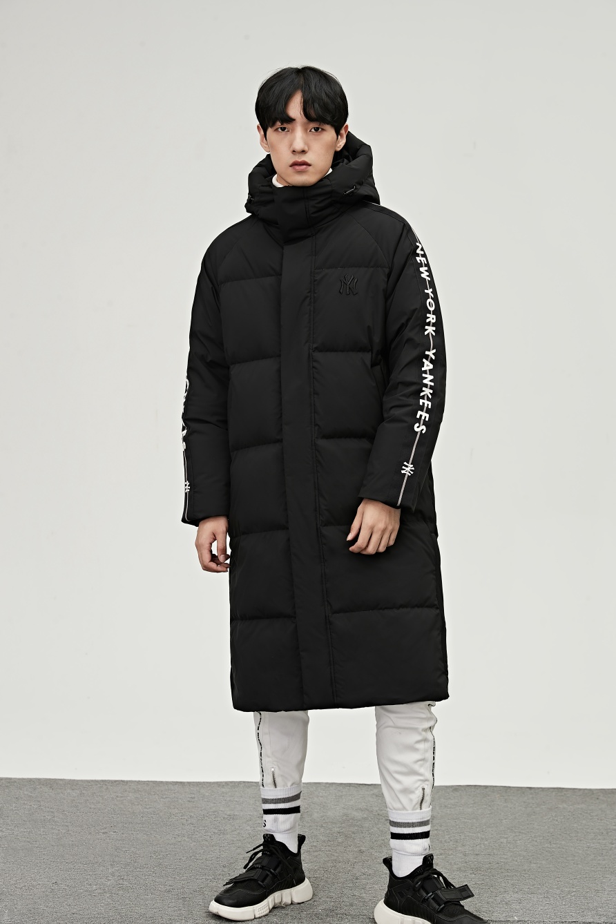 P450编号:2001
最高一比一版本:MLB专柜男女情侣同款长款羽绒服带有港风的外套款
独特的纯色系具有很复古的立体感:背后大NY长款保暖羽绒服展现出超强的气场让衣服整体看起来非常高端大气:男女都可驾驭:衣服胸前醒目Ⅰogo和袖子两侧的图案的设计。绝非一般胶印logo!都是原厂定制硅胶立体logo!高端大气上档次!:随着时尚风潮回归::简约休闲中长款是长款羽绒服出街外搭的时尚单品舒适有型落落大方带给你穿着体验绝对是超级舒适的:又不失潮流个性:穿着上身舒适保暖,让你轻松帅气出街不再困难。可选颜色 白色、黑色、六个尺码 XS、S、M、L、XL、XXL
MLB尺码表!
XS S M L XL 2XL
后身长 108 108 110 112 114 114
胸围 110 114 118 122 126 130
下摆 118 122 126 130 134 138
袖长 71 72.5 74 75.5 77 77