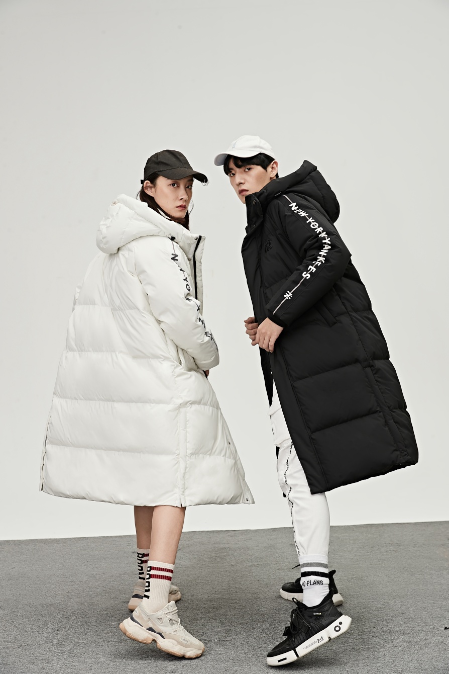 P450编号:2001
最高一比一版本:MLB专柜男女情侣同款长款羽绒服带有港风的外套款
独特的纯色系具有很复古的立体感:背后大NY长款保暖羽绒服展现出超强的气场让衣服整体看起来非常高端大气:男女都可驾驭:衣服胸前醒目Ⅰogo和袖子两侧的图案的设计。绝非一般胶印logo!都是原厂定制硅胶立体logo!高端大气上档次!:随着时尚风潮回归::简约休闲中长款是长款羽绒服出街外搭的时尚单品舒适有型落落大方带给你穿着体验绝对是超级舒适的:又不失潮流个性:穿着上身舒适保暖,让你轻松帅气出街不再困难。可选颜色 白色、黑色、六个尺码 XS、S、M、L、XL、XXL
MLB尺码表!
XS S M L XL 2XL
后身长 108 108 110 112 114 114
胸围 110 114 118 122 126 130
下摆 118 122 126 130 134 138
袖长 71 72.5 74 75.5 77 77