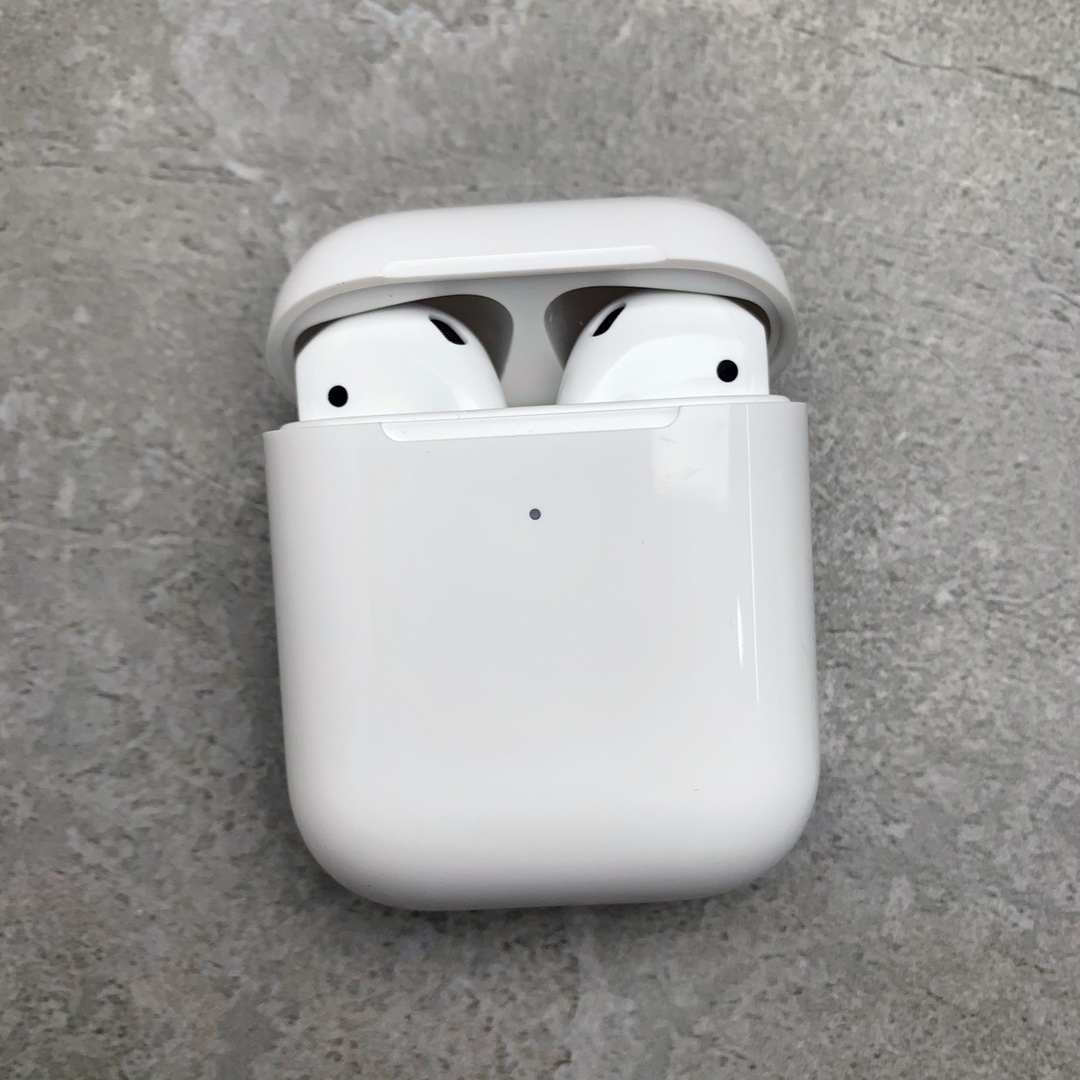 苹果AirPods2代耳机ln金标版 完美支持苹果11 IOS13系统弹窗问题! 独家私模ln原装芯片,右上角无电池柱,负一栏无蓝牙标志。 左右耳带14.2石墨钛喇叭,音质细腻,稳定续航3小时以上! 原装46g外壳,带反磁效果,机身五处刻码!支持官网查询! 耳机闪电售后保修!区别市面其他通货续航差 售后慢! 开盖显示动画弹窗,光感入耳检测,实时真电量! 支持无线充电和有线充电两种模式,左右可单独使用,带触控暂停切歌功能! 标准配套:纸箱泡沫 原封耳机 无线充电盘 kaws公仔保护壳!