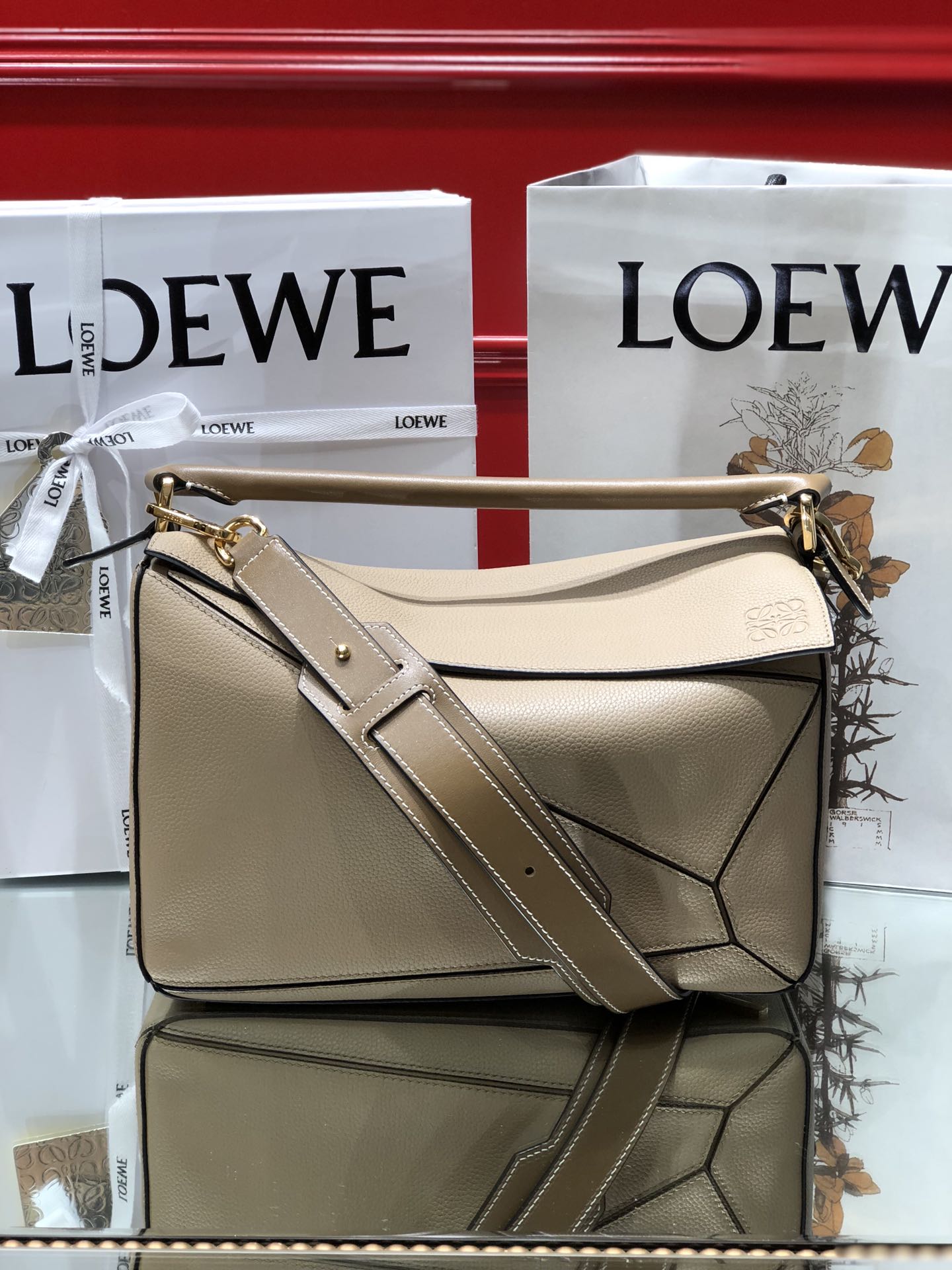 NO:186333,Genuine grade original leather Loewe Puzzle medium p sand color counter synchronous latest version, size 29*18*12CM, large capacity, daily life, travel is perfect!  The color that you won’t regret even if you close your eyes. The latest methods of 2019 counters are synchronized with the latest methods, interface, full leather lining, spliced ​​wide shoulder straps, bottom nails) are made of imported Spanish calfskin to touch and feel gentle and comfortable. The leather is precisely cut to make it fold naturally, and can be carried and obliquely (multiple uses). The long shoulder straps are removable and textile lining. Practical, and the use feels great!  Model: 3002 lychee pattern rice and apricot, special grade Luo Yiwei, loewe, loewe, cowhide19860909正品级 原厂皮 Loewe Puzzle中号 p沙色 专柜同步最新版本,尺寸29*18*12CM,大容量,日常,出游妥妥滴！ 闭眼入都不会后悔的颜色,2019专柜同步最新做法,接口,内里托全皮,拼接宽肩带,底部钉）采用进口西班牙小牛皮摸上去温柔又舒适.皮料精确切割使它可自然折叠,可手提可斜背（多种用法）长肩带可拆卸,纺织内衬.实用,使用感受倍儿棒噢！ 型号:3002荔枝纹米杏,特级罗意威,loewe,loewe,cowhide,Bag