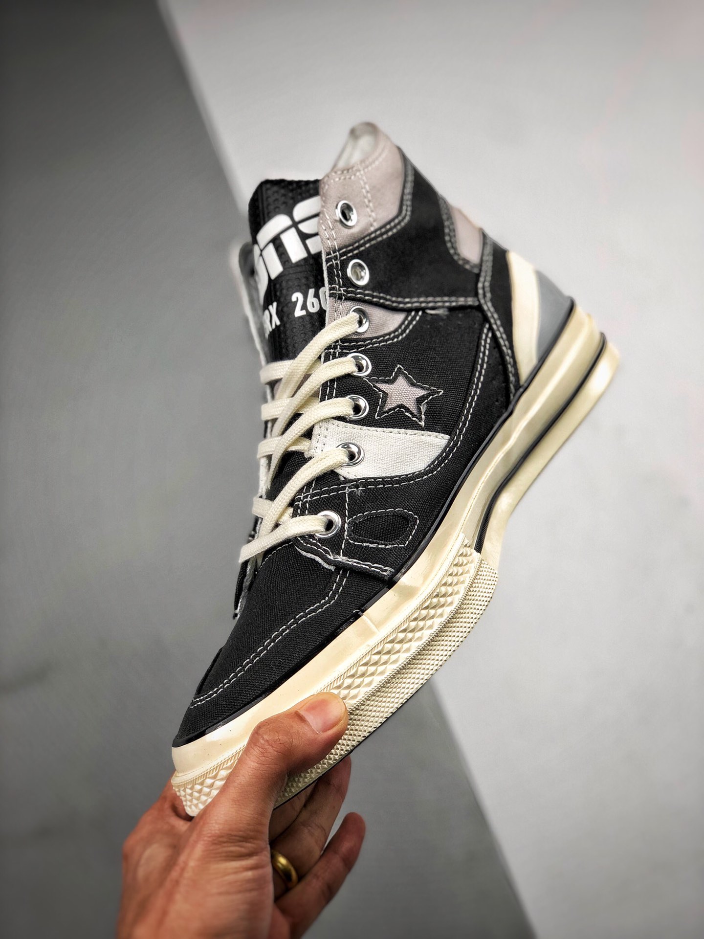 120 Converse Chuck 70 E260 Hi  将篮球鞋 ERX260 和品牌历史最悠久的 Chuck 70 鞋型合二为一