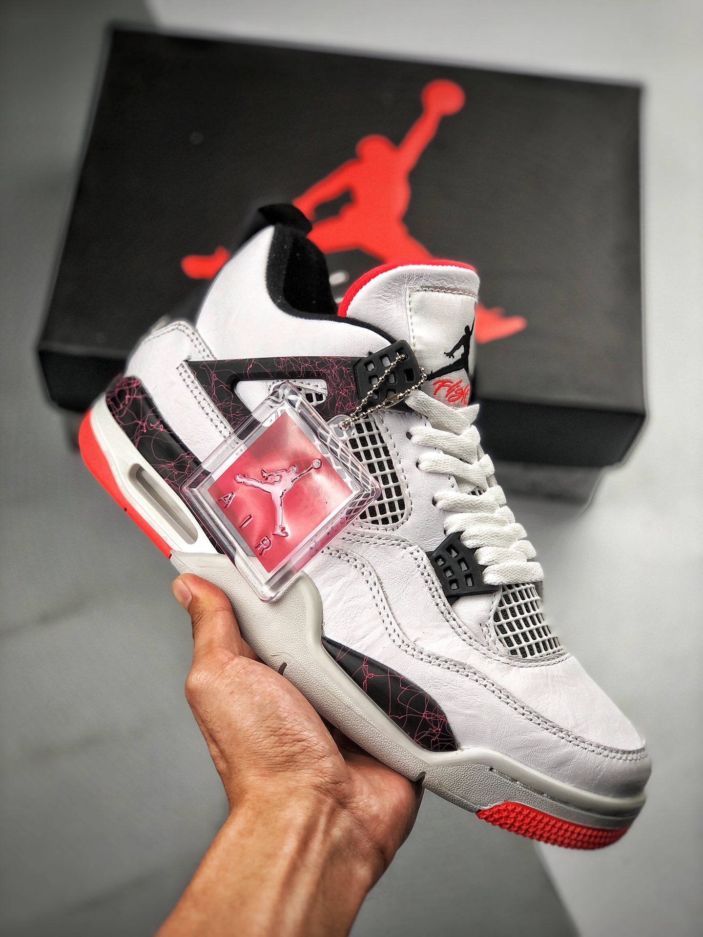 支持到付 【官方纯原版本 诠释市场最强四代】 Air Jordan 4 “Hot Lava” 白红 / 热熔岩 全码出货通知‼ 纯原市场最高工艺复刻 无色差修正 #原盒原配 独家配原鞋拆解开发 #原楦原纸板开发 全市场最纯正四代版型 #原…
