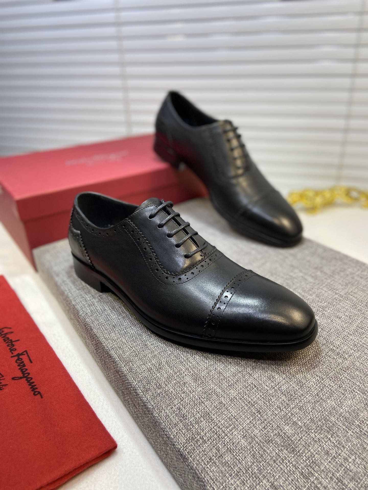 J5  菲拉格慕Ferragamo 水洗牛里原版正装皮鞋🚶🏻专柜同步发售男鞋 此款采用纯手工制作 面料进口原版粒面牛皮➕水洗牛皮内里 原版大底🌀帅气 高大尚🌀