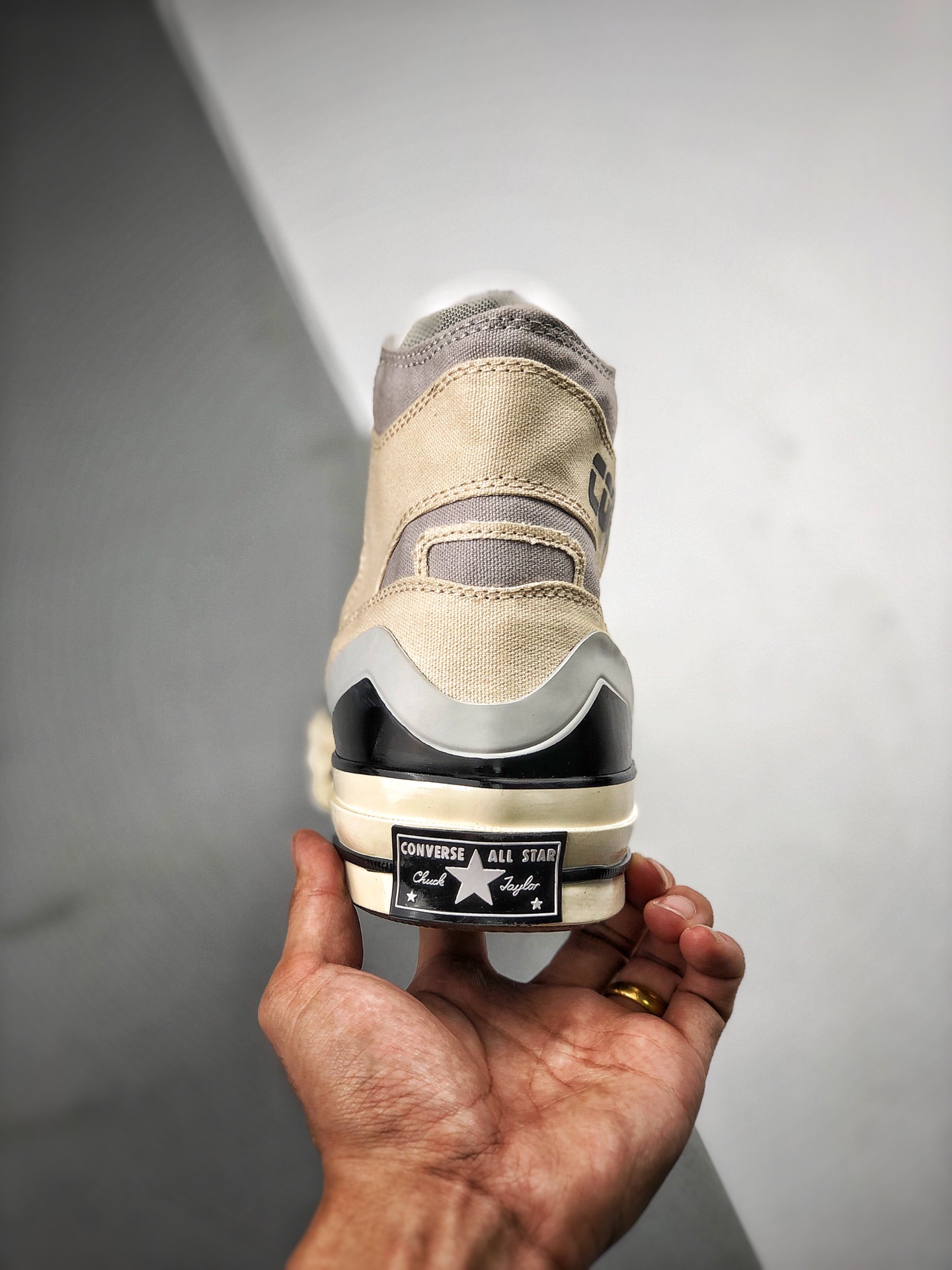 120 Converse Chuck 70 E260 Hi     将篮球鞋 ERX260 和品牌历史最悠久的 Chuck 70 鞋型合二为一