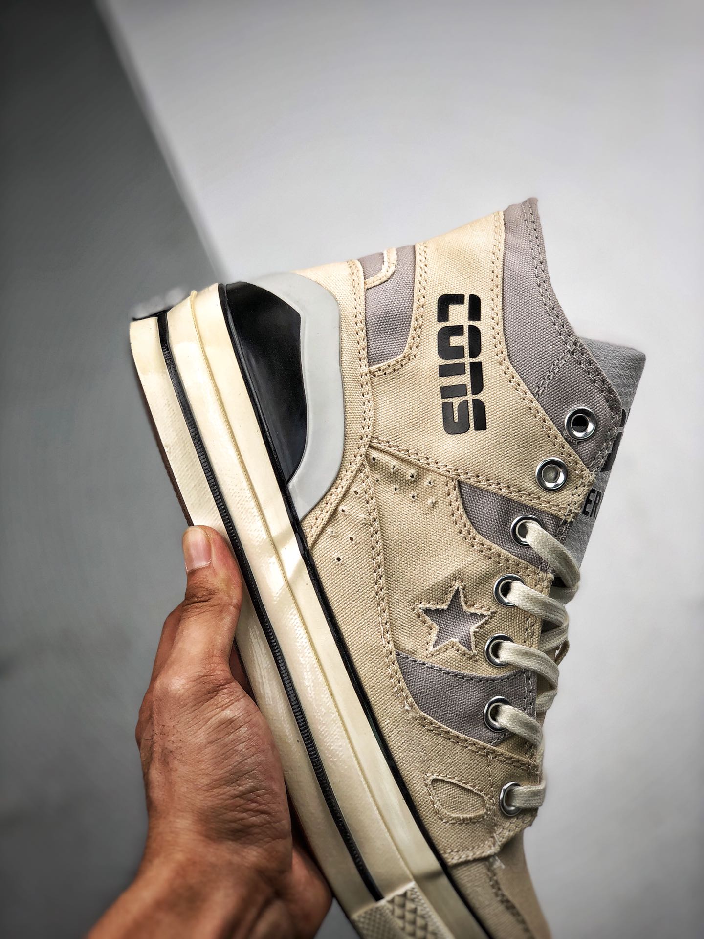 120 Converse Chuck 70 E260 Hi     将篮球鞋 ERX260 和品牌历史最悠久的 Chuck 70 鞋型合二为一