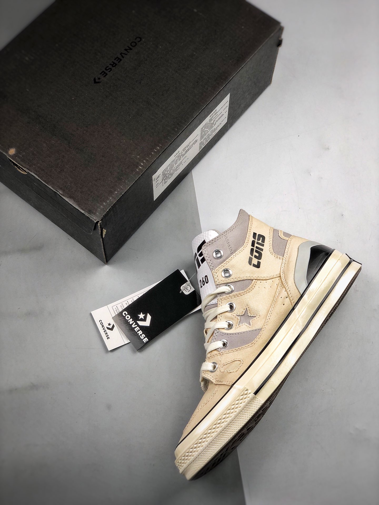 120 Converse Chuck 70 E260 Hi     将篮球鞋 ERX260 和品牌历史最悠久的 Chuck 70 鞋型合二为一