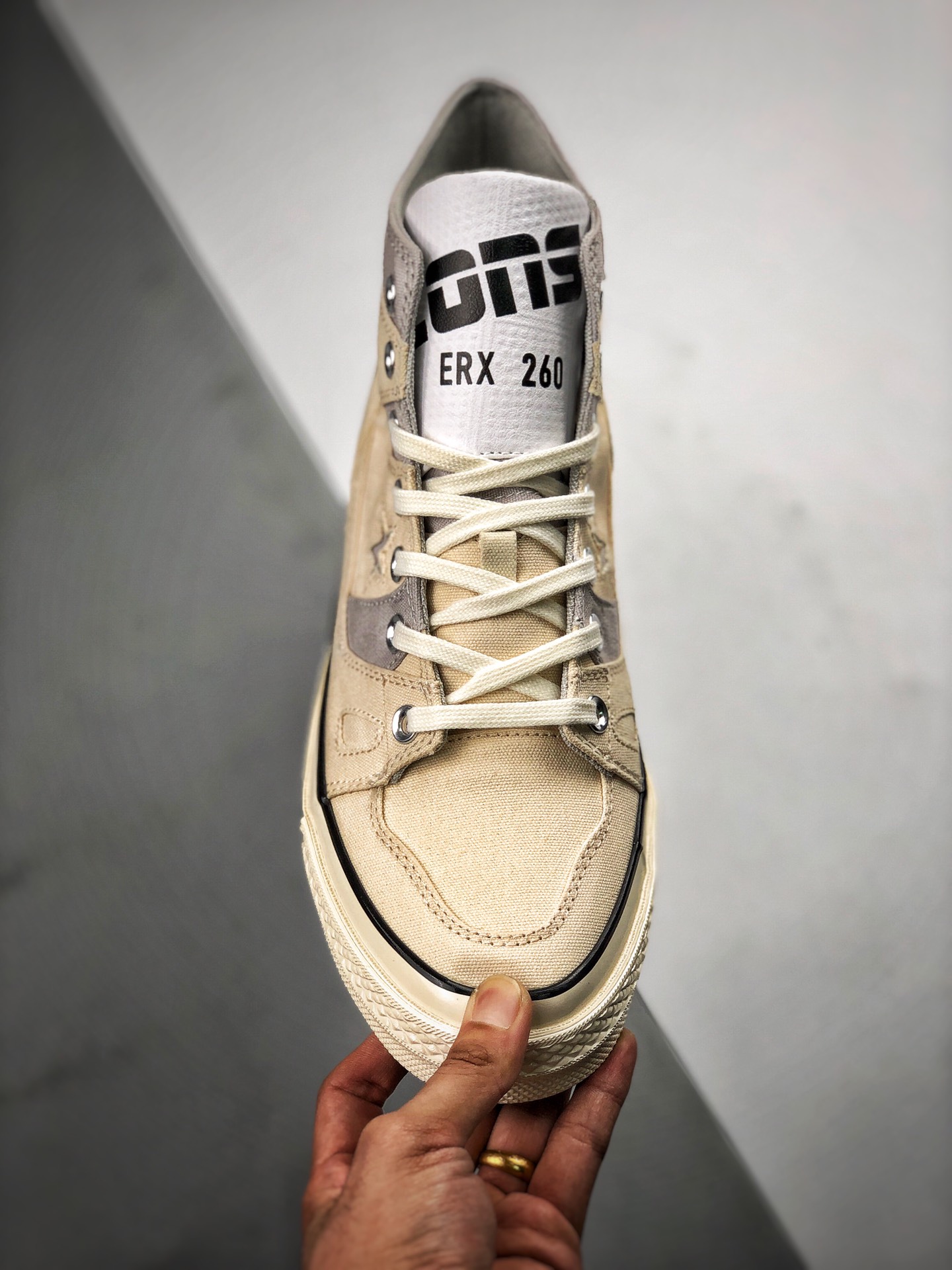 120 Converse Chuck 70 E260 Hi     将篮球鞋 ERX260 和品牌历史最悠久的 Chuck 70 鞋型合二为一