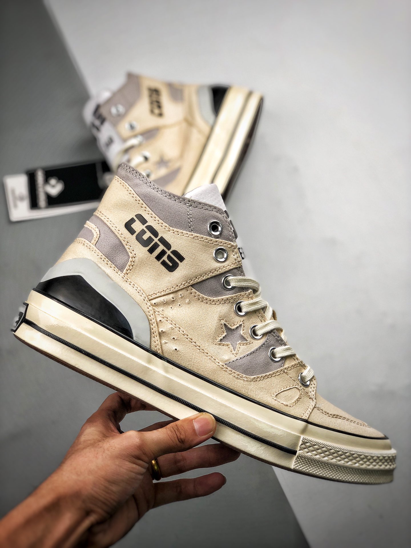 120 Converse Chuck 70 E260 Hi     将篮球鞋 ERX260 和品牌历史最悠久的 Chuck 70 鞋型合二为一