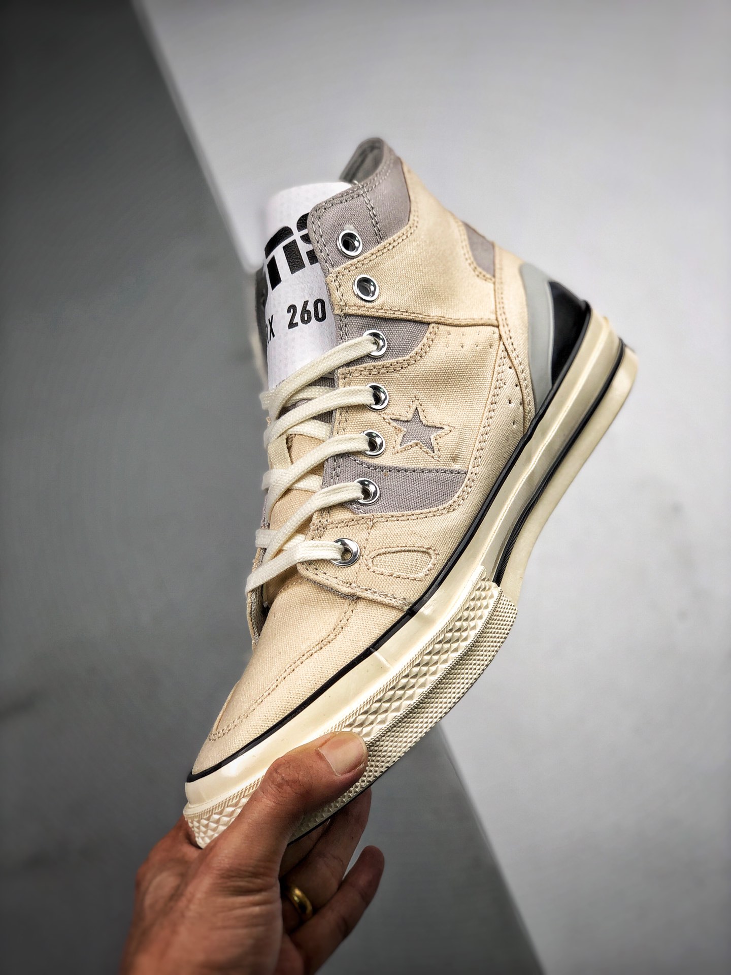 120 Converse Chuck 70 E260 Hi     将篮球鞋 ERX260 和品牌历史最悠久的 Chuck 70 鞋型合二为一