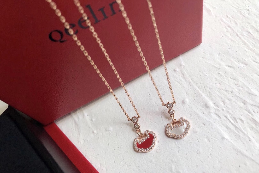 NO:103016,Qeelin Kirin Jewelry Yu Yi series Ruyi lock double diamond necklace Ma Sichun endorsement series Spot set the most important and the best wishes solidify on the lock Auspicious and wishful objects Imported S925 sterling silver material electroplated thick gold Matched with natural red agate or white fritillaria Two colors available, Kirin necklace, qeelin, necklace, pure silver19860909Qeelin 麒麟珠宝 Yu Yi系列如意锁双钻项链 马思纯代言系列 现货套装把最重要 最美好的祝福凝固在锁上 吉祥如意之物 进口 S925纯银材质电镀厚金 搭配天然红玛瑙or白贝母 两色可选,麒麟项链,qeelin,necklace,pure silver,Jewelry