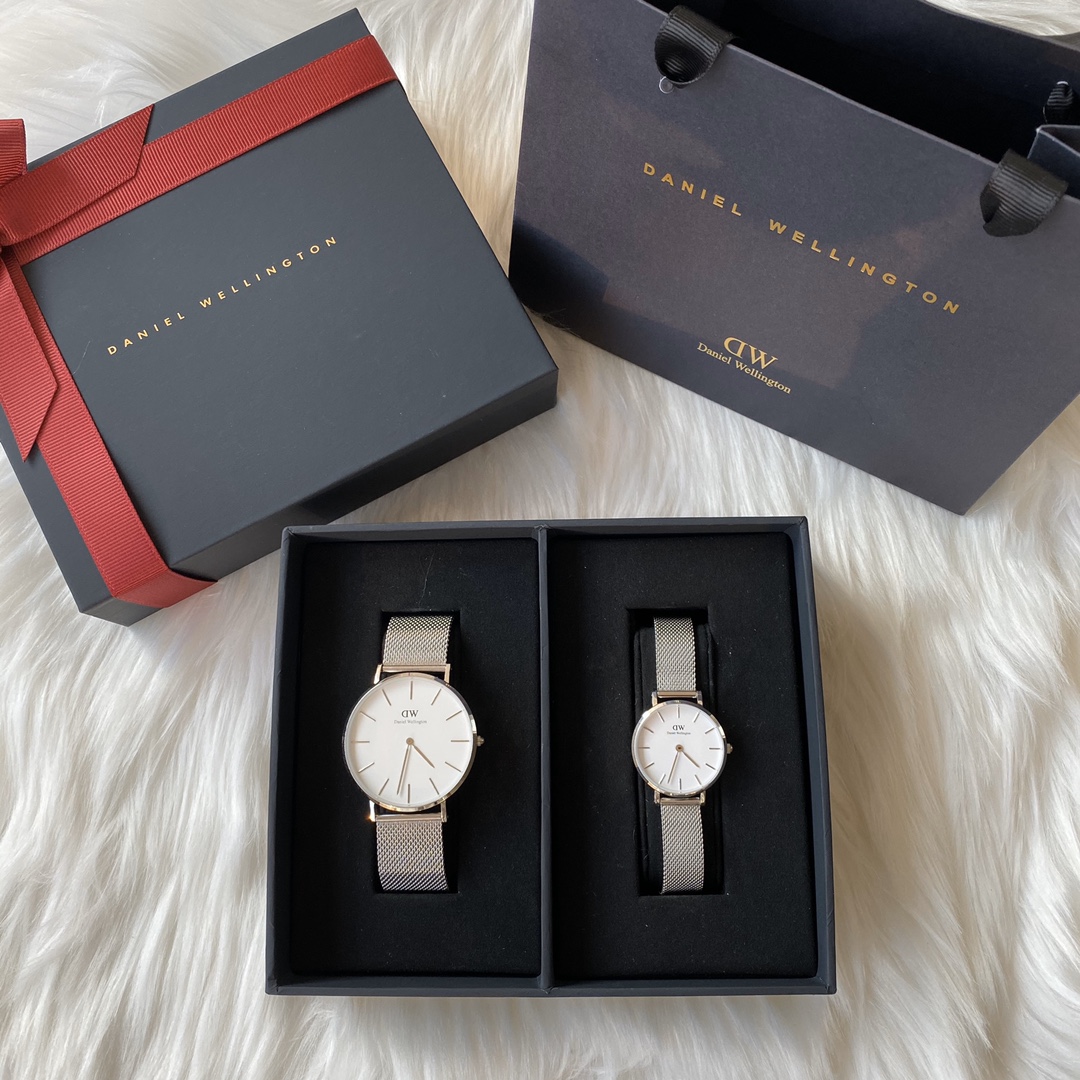 G5  丹尼尔惠灵顿 Daniel Wellington   DW官网同步更新拥有着轻薄的表身、干净的表盘 虽然设计简约，但细节的部份可是丝毫不马乎。每个细节都流露出品味与质感，尺寸40mm 36mm 32mm 28mm矿物强化玻璃镜面，配最新包装”},”tags”:[{“tagName”:”Daniel Wellington