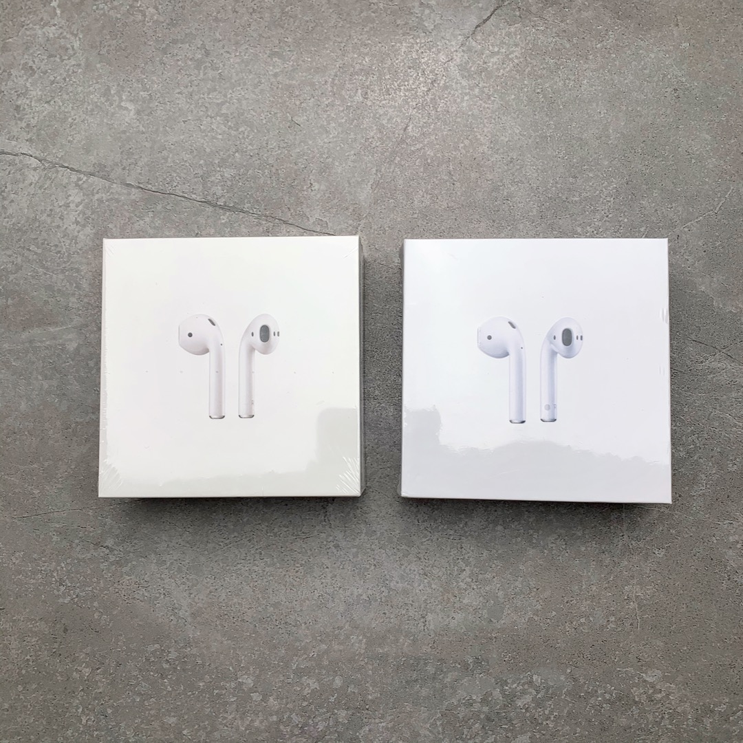 #关于 AirPods 二代金标
#左为原装 右边市场通货
#盒子颜色 大小厚度 防伪标识 序列号
#不口嗨 质感重量音质差不止一个档次
#通货只能满足你的购买欲 😂