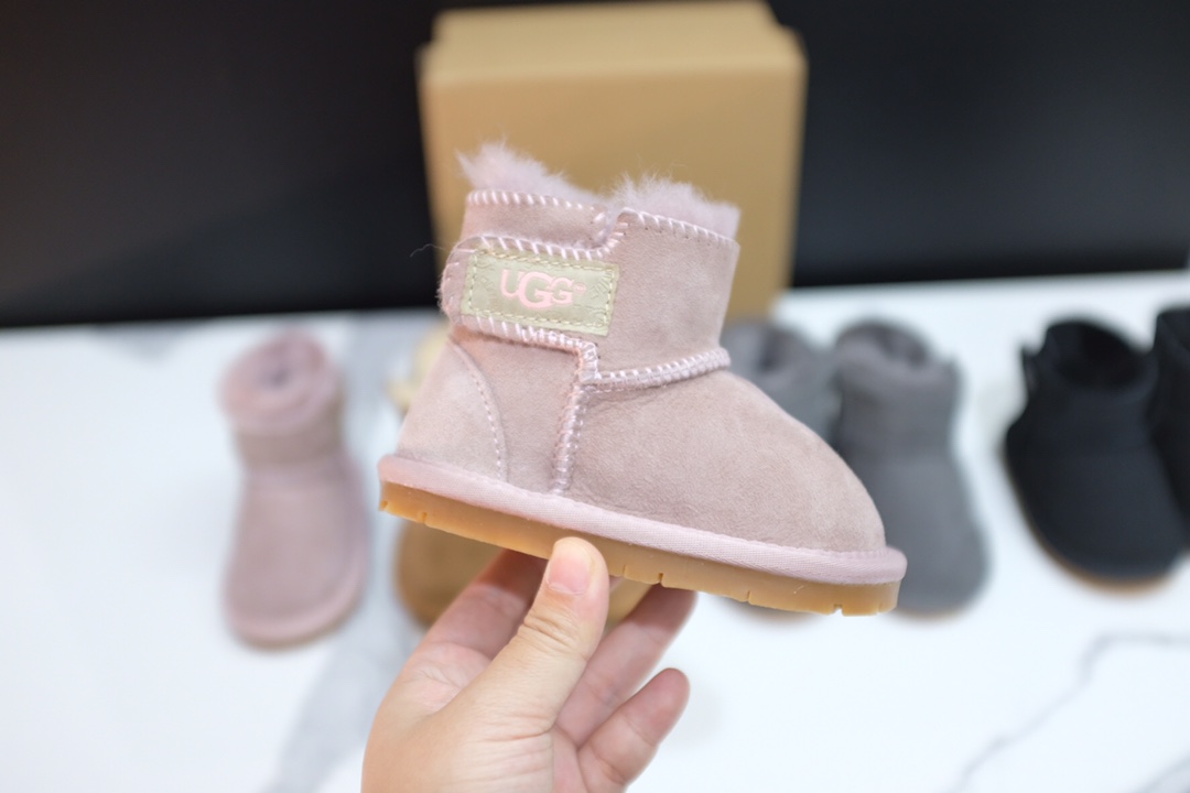 放 UGG婴童款魔术贴雪地靴 尺码：14 15 16 17 18 皮毛一体，保暖舒适☁️ 橡胶大底，耐磨防滑✔️.. 婴童款，保护稚嫩脚丫❄️-选品中心