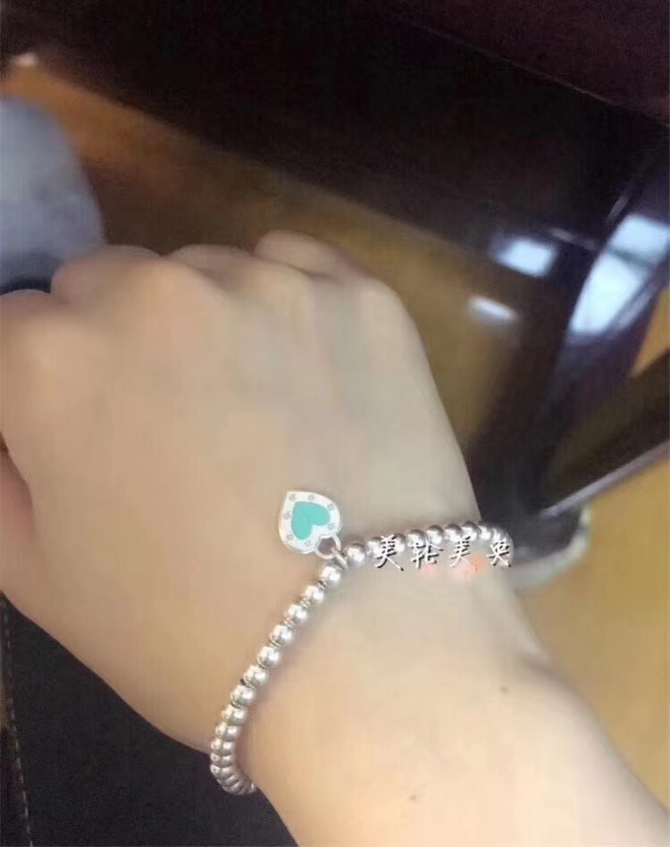 Tiffany & Co. 新款心形珐琅心圆珠手链，吊坠正面蓝心爱心 不过时，背面刻字清晰刻有Tiffany.Co及LOVE字样，人手 单品手链