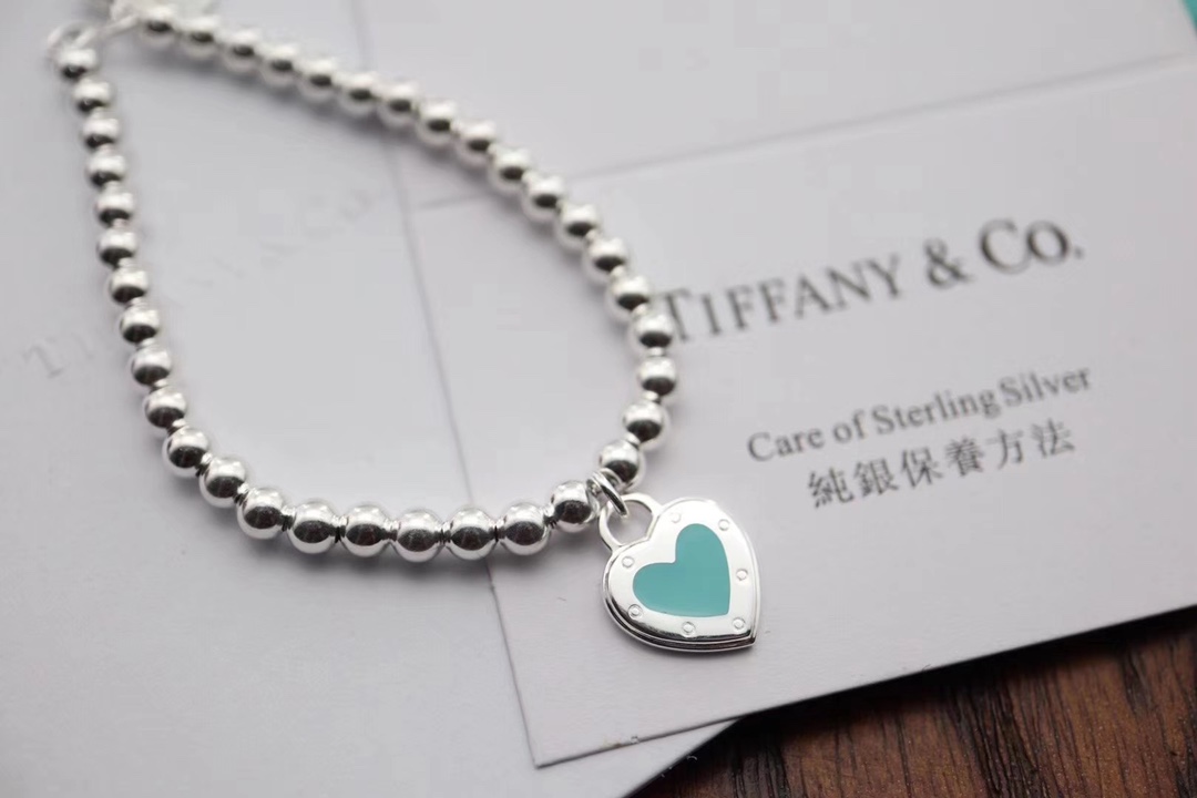 Tiffany & Co. 新款心形珐琅心圆珠手链，吊坠正面蓝心爱心 不过时，背面刻字清晰刻有Tiffany.Co及LOVE字样，人手 单品手链