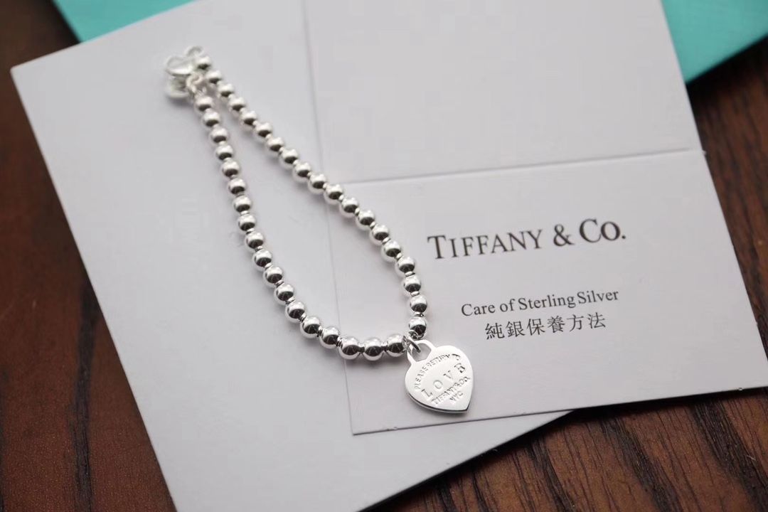 Tiffany & Co. 新款心形珐琅心圆珠手链，吊坠正面蓝心爱心 不过时，背面刻字清晰刻有Tiffany.Co及LOVE字样，人手 单品手链