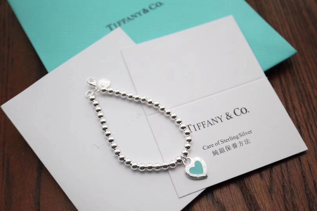 Tiffany & Co. 新款心形珐琅心圆珠手链，吊坠正面蓝心爱心 不过时，背面刻字清晰刻有Tiffany.Co及LOVE字样，人手 单品手链