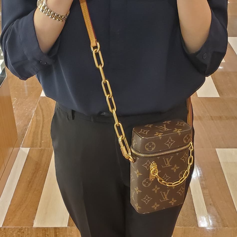 NO:200952,M44914 original single PHONE BOX handbag Virgil Abloh, the artistic director of men's clothing at Louis Vuitton, launched the new Phone Box handbag, which is compact and exquisite in shape, and is convenient for storage of small essentials. Classic Monogram canvas fabric, equipped with smooth adjustable leather shoulder straps, and is decorated with the iconic gold chain strap designed by Virgil Abloh. Built-in small patch pockets for easy storage of credit cards and driver's licenses. Size: 10.5x17x5cm, LV [top original list], louis vuitton, louis vuitton19860909M44914原单PHONE BOX 手袋 路易威登男装艺术总监Virgil Abloh推出全新Phone Box手袋,造型小巧精致,方便收纳小件必需品.经典Monogram帆布面料,配有光滑的可调节皮质肩带,并饰有Virgil Abloh亲自设计的标志性金色链带.内置小号贴袋,方便收纳信用卡及驾驶证. size:10.5x17x5cm,LV【顶级原单】,louis vuitton,louis vuitton,Bag