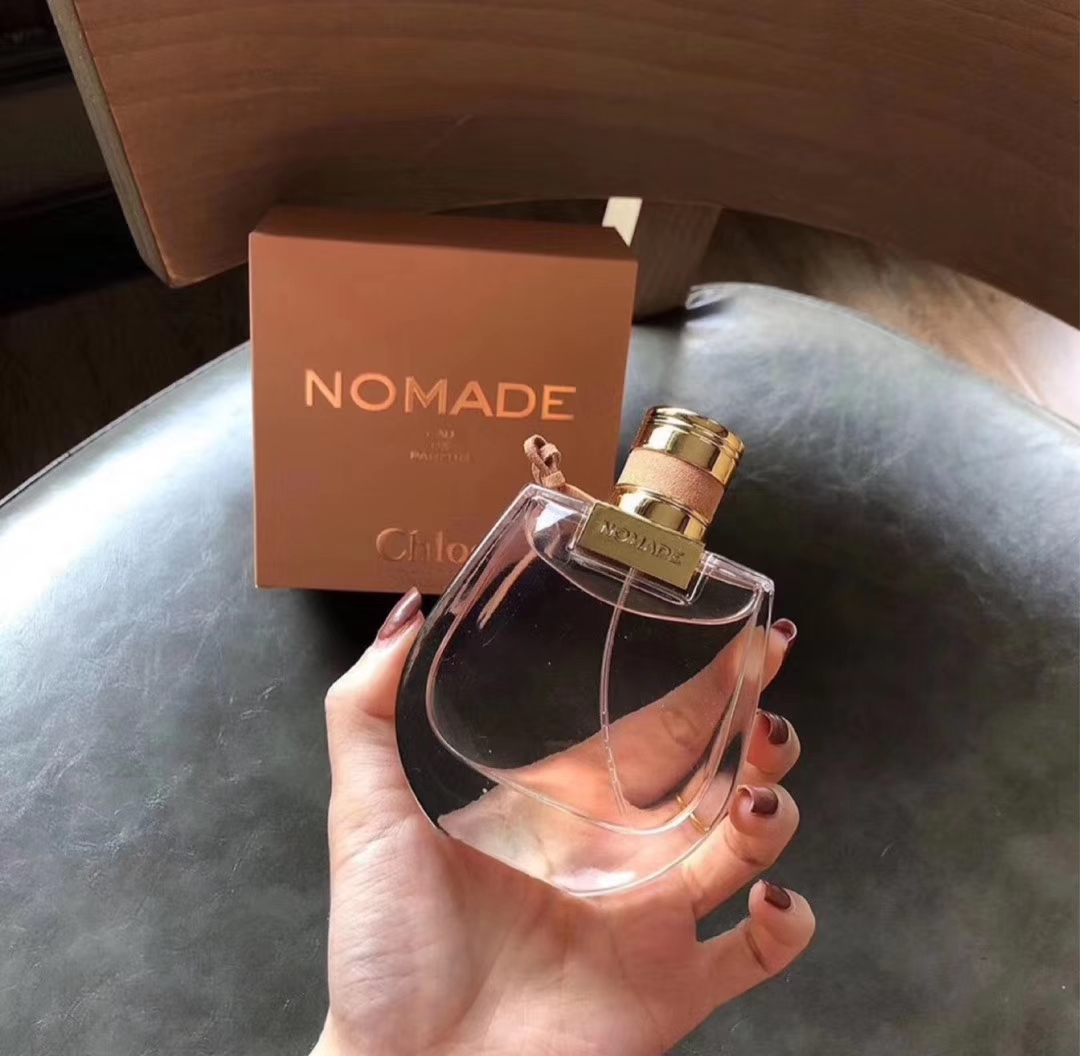 💰110 秋冬高颜值仙女香水 Chloe nomade流浪者 刚出来的时候被颜值吸引 小猪包的外形 很好看 别人说是闻起来很贵的系列 让你空气中弥漫着恋爱的香气～ 约会时一定要准备好一款应景的香水啊!! 清新淡雅 有点小女人的味道 尤其是外形 一下就击中我的少女心 哈哈哈哈 加上粉色的瓶身 太适合精致的猪猪女孩们了!!!