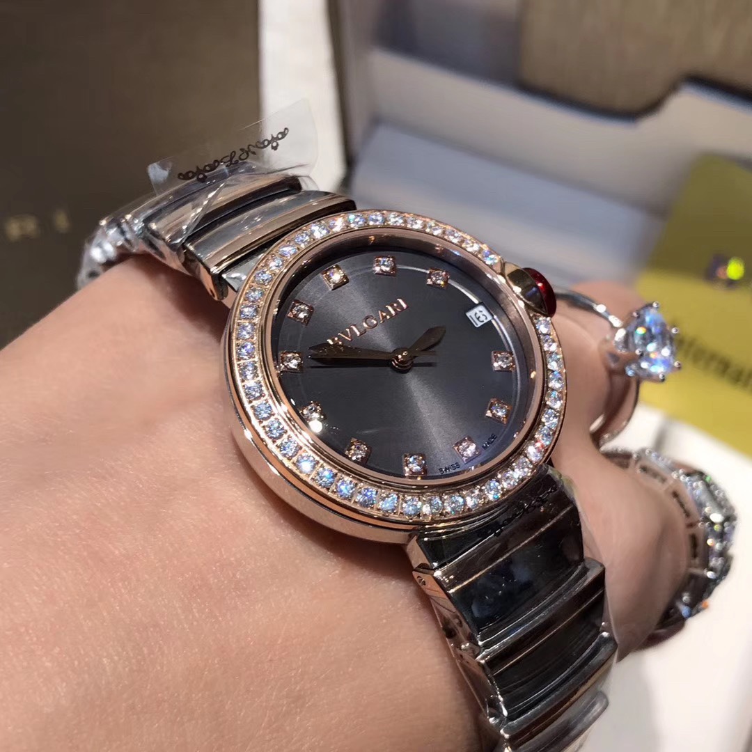 Bvlgari 宝格丽LVCEA系列腕表以简约大方的外形备受现代女性青睐。表盘尺寸宽33mm，厚12mm