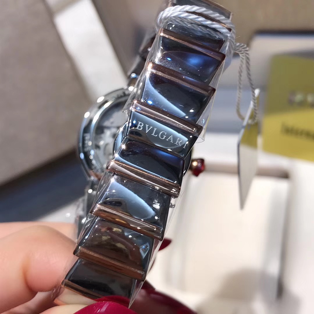 Bvlgari 宝格丽LVCEA系列腕表以简约大方的外形备受现代女性青睐。表盘尺寸宽33mm，厚12mm
