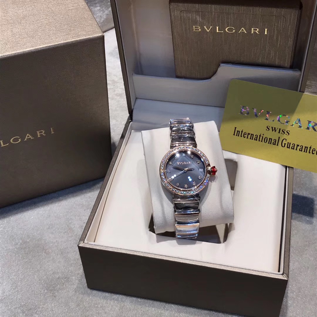 Bvlgari 宝格丽LVCEA系列腕表以简约大方的外形备受现代女性青睐。表盘尺寸宽33mm，厚12mm