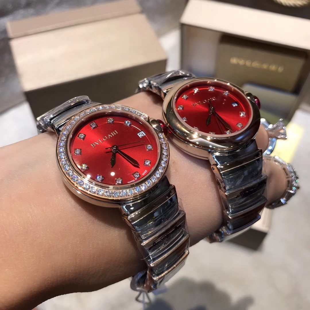 Bvlgari 宝格丽LVCEA系列腕表以简约大方的外形备受现代女性青睐。表盘尺寸宽33mm，厚12mm